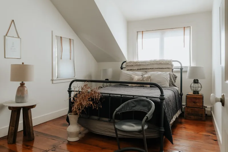 2026 Bedroom Makeover: Warm Textures & Moody Layers