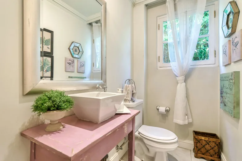 Small Bathroom DIY Makeover: Budget Decor Projects