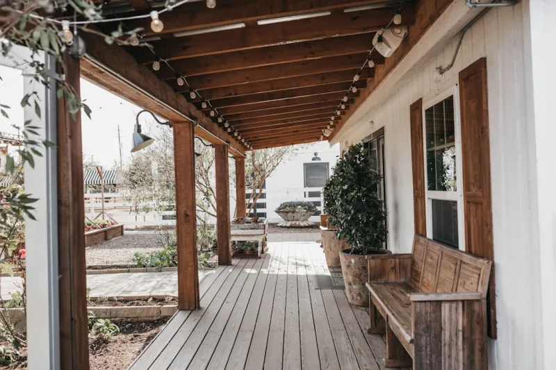 Farmhouse Patio Makeover: Budget Décor Under $1,000