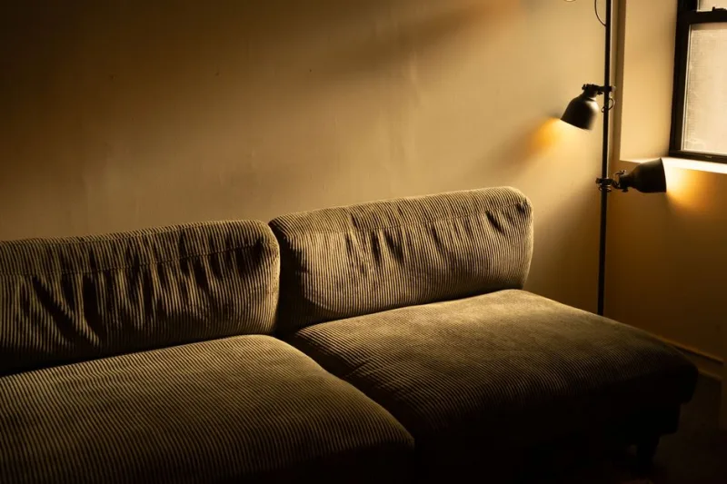 Warm Living Room Decor With DIY Hacks